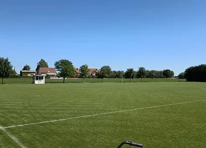 Nach einer Sanierung durch Markus Grüner ist der Sportplatz wieder bespielbar. Der Rasen ist regeneriert und gepflegt.